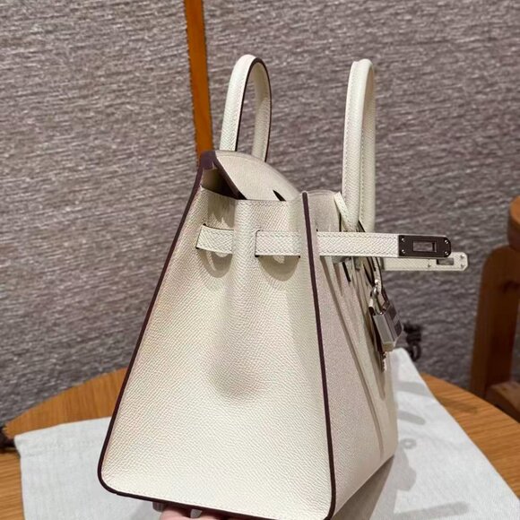 Classic Hermes Bag: A Stylish and Versatile Choice for Elegance - Picture 3 of 6